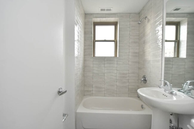 Building Photo - 940 W Winona St