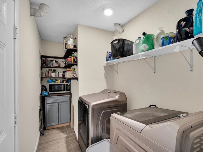 Building Photo - 4208 Wiman Dr