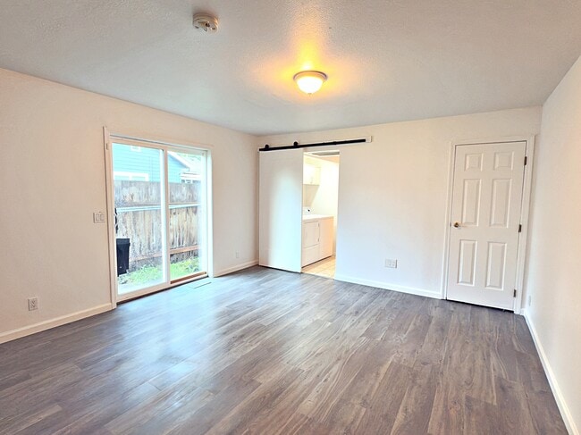 Building Photo - 6731 SE Fern Ave