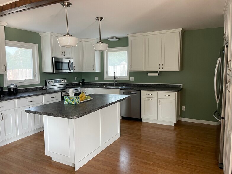 Kitchen - 622 N Shore Dr