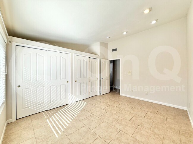 Building Photo - 2718 E Bighorn Ave
