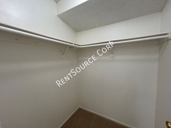 Building Photo - 1304 Kings Rd