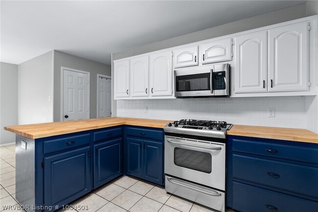 Building Photo - 8808 Skypark Dr