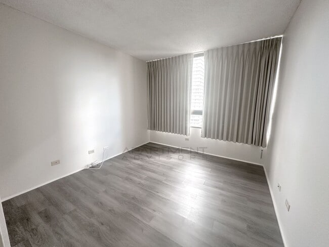 Building Photo - 2499 Kapiolani Blvd