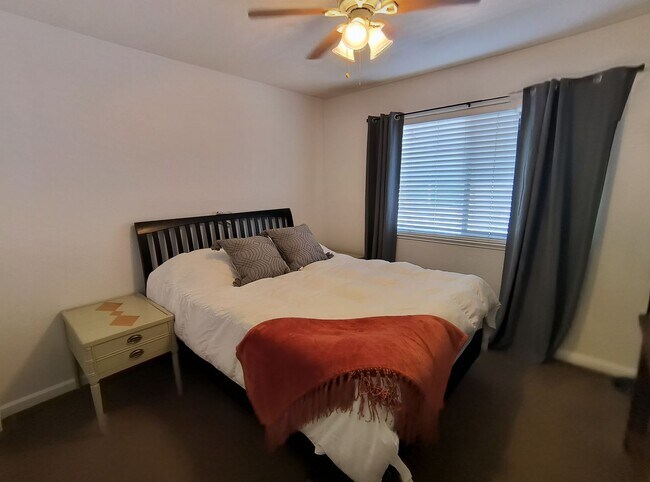 Building Photo - AVAILABLE NOVEMBER 1ST! Cute updated 2 bed...