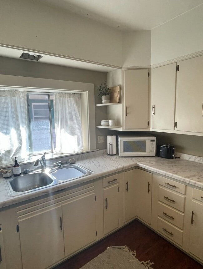 Building Photo - 3822-3824 N Maryland Ave.