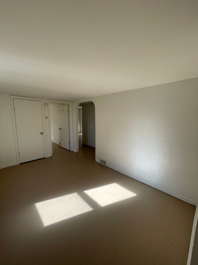 Building Photo - 402 N 6th Ave