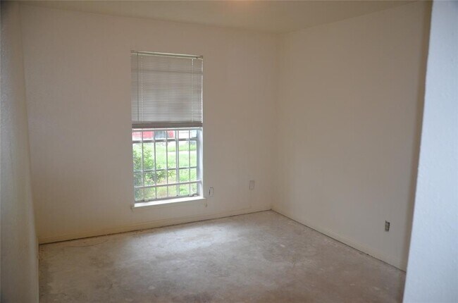 Building Photo - 3407 Sandbrook Dr