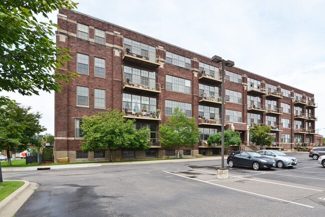 Building Photo - Amazing 2-Bedroom 2-Bathroom Condo with vi...