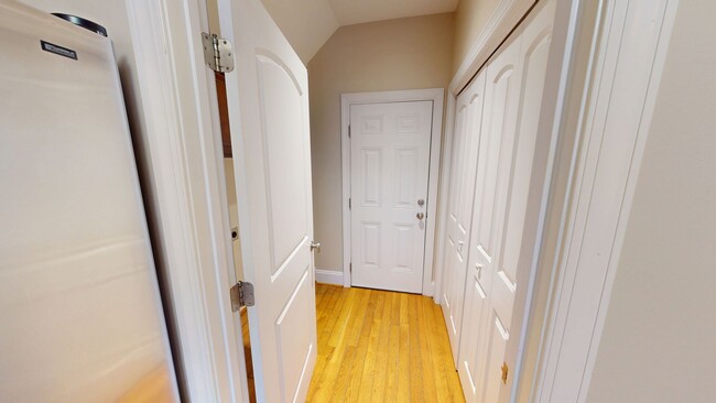 Building Photo - Large 5 Bedroom with Large Fenced in Back ...