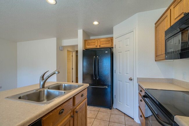 Building Photo - 3 Bedroom 2.5 Bathroom - Hidden Valley Tow...