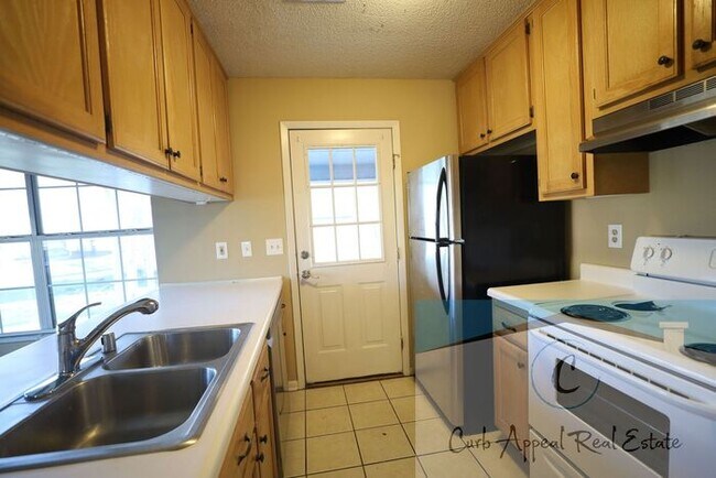 Building Photo - 3 bed / 2 bath home with fireplace - Valley View!!