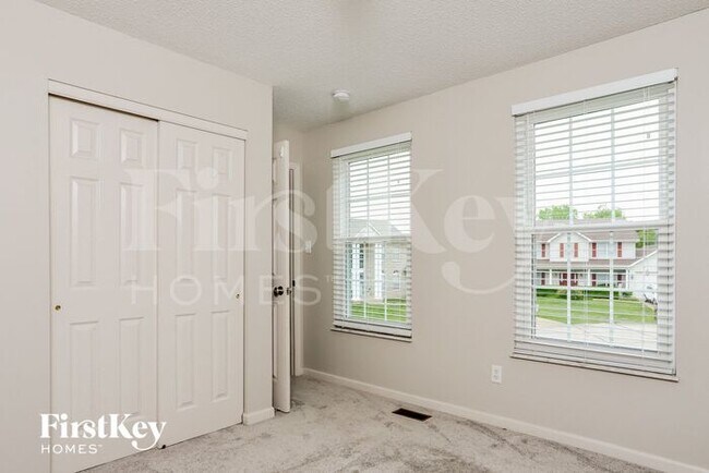 Building Photo - 5 Shady Moss Ct