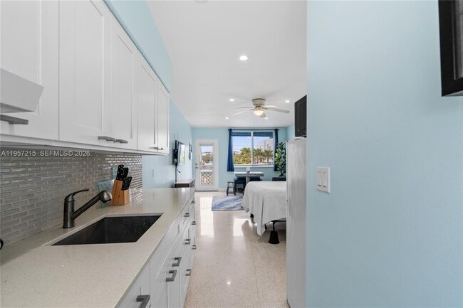 Building Photo - 4228 N Ocean Dr