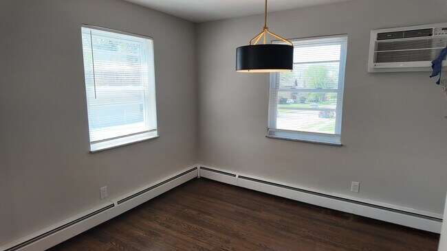 Building Photo - Freshly Renovated 2-Bed Gem with Artistic Finishes + Garage Option in Cincinnati