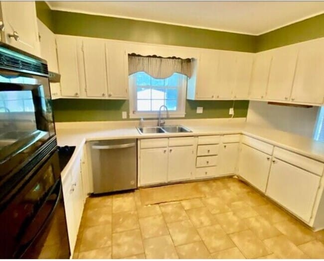 Building Photo - Great rental in South Huntsville with a FE...