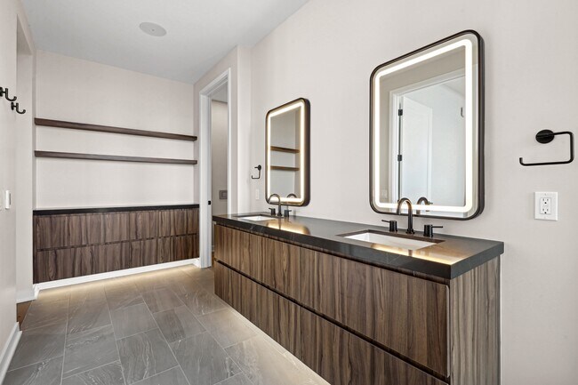 Building Photo - 1114 W Carroll Ave