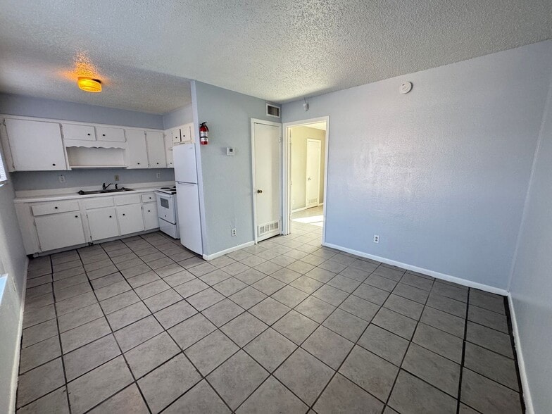 Building Photo - 1405 N Gray St