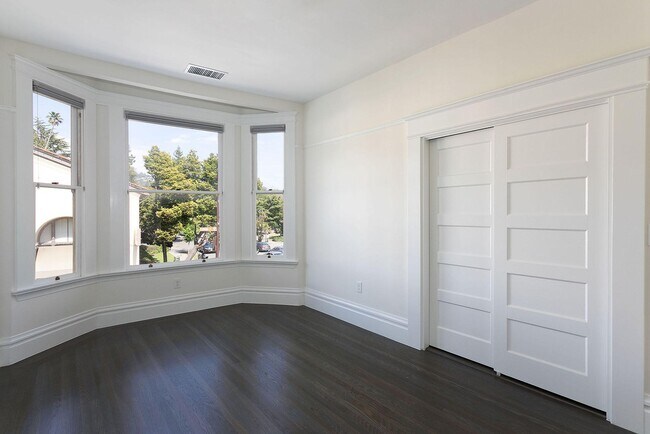 Building Photo - Available 2 Bedroom Unit In The Elmwood!