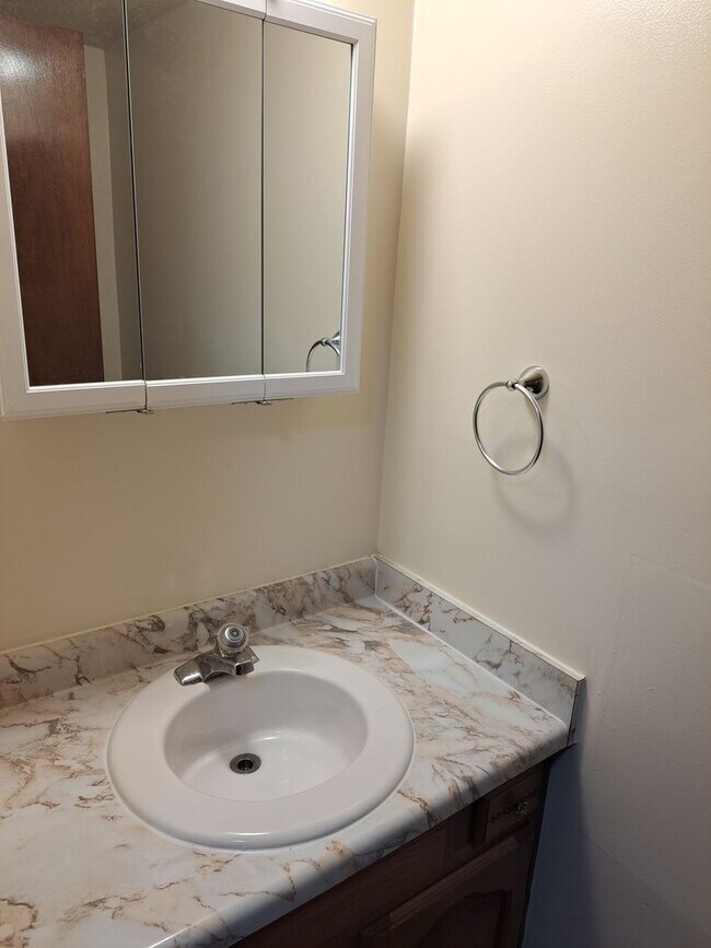 Building Photo - 2 BR Townhouse near Purdue Fort Wayne