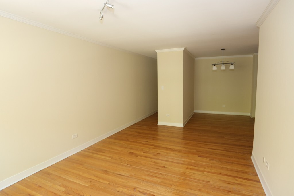 Building Photo - 628 W Wrightwood Ave