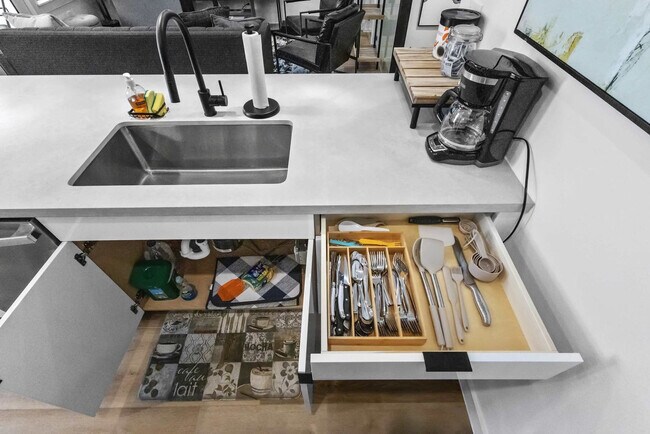 Building Photo - 6742 Peerless St