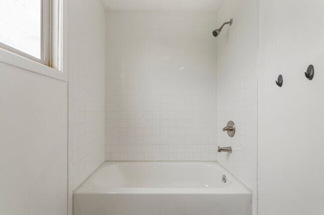 Building Photo - Modern Comfort on 1 Acre in Coweta – Available Now!