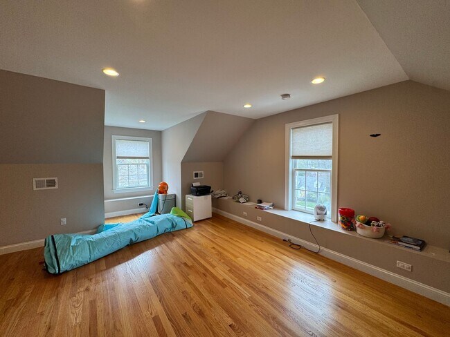 Building Photo - Waltham 3 bed 2.5 Bath