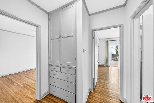 Building Photo - 1050 S Hayworth Ave