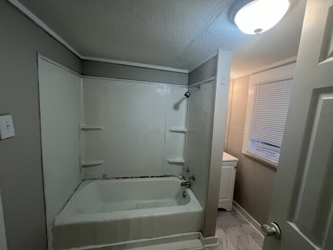 Building Photo - 109 N Spring St