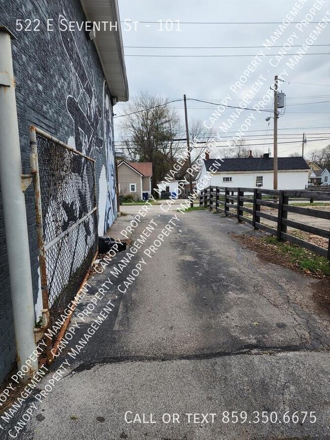 Building Photo - 522 E 7th St