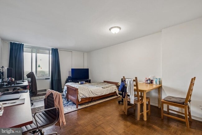 Building Photo - 604 S Washington Square