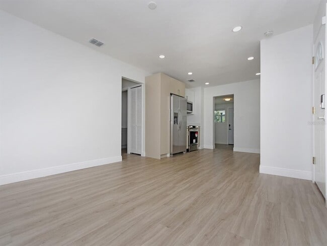Building Photo - 2806 Bonneville Dr