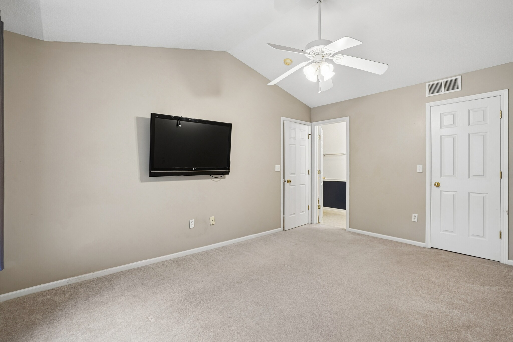 Building Photo - 2100 Meadow Chase Ln