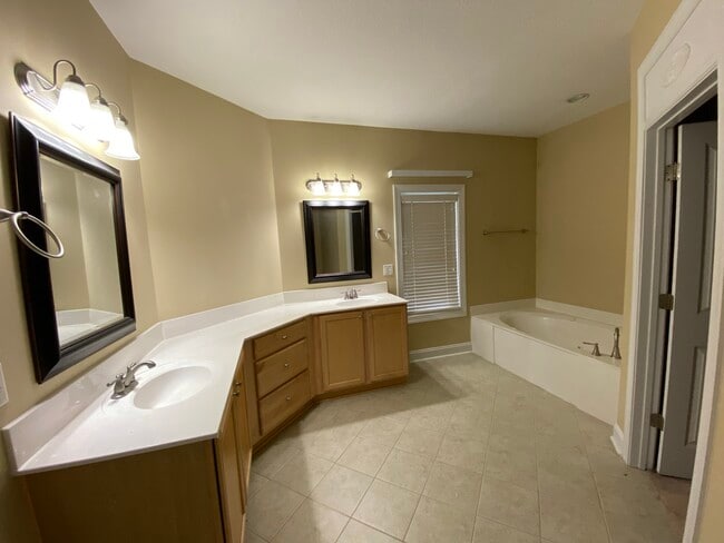 Building Photo - 128 Mosswood Dr