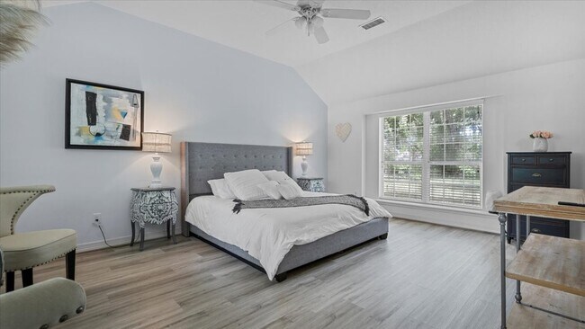 Building Photo - 9502 Rolling Oaks