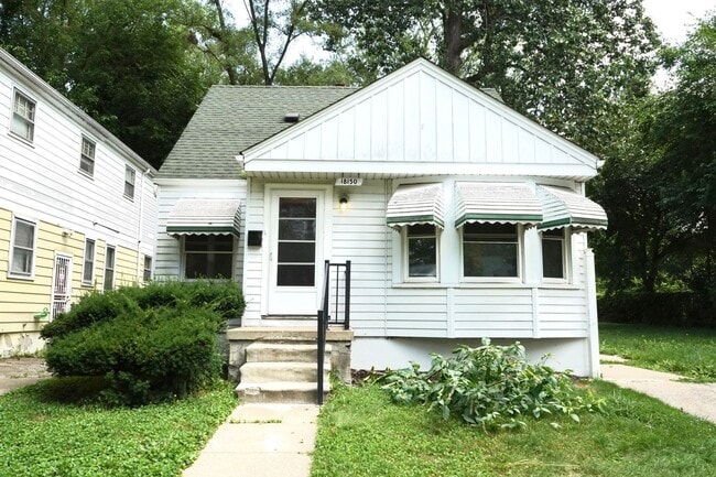 Primary Photo - Renovated 3-Bedroom Home – We Welcome Sect...