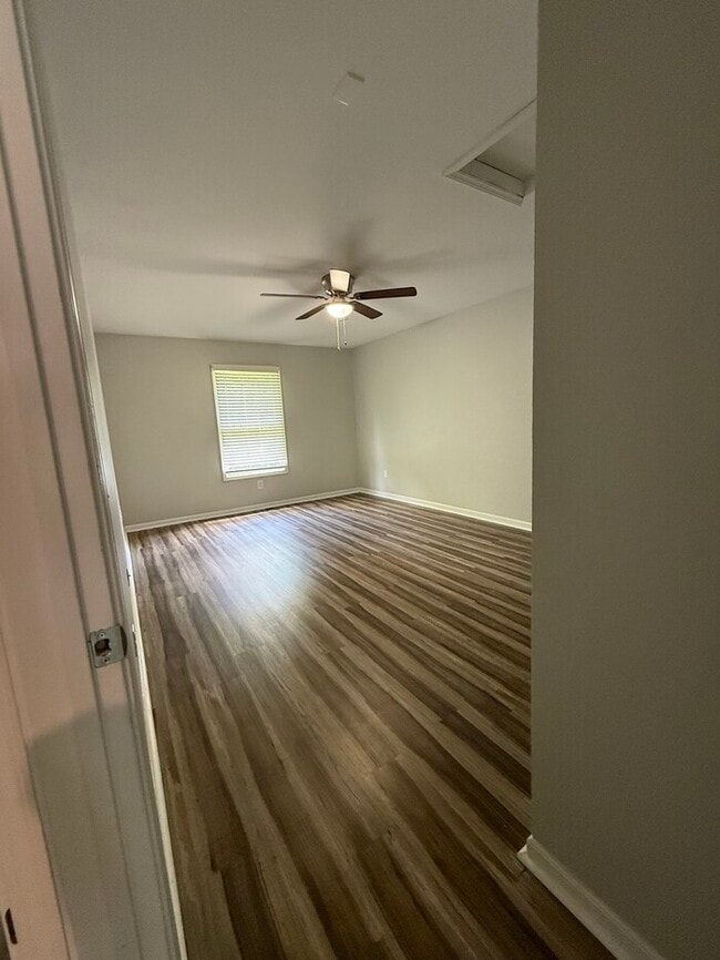 Building Photo - Townhome