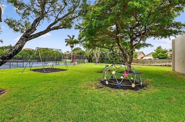 Building Photo - 5780 Sun Pointe Cir