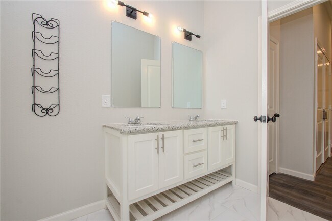 Building Photo - 4916 Sunbeam St