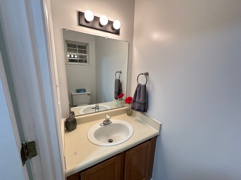 1/2 bathroom 1st floor - 106 Fawn Rdg N