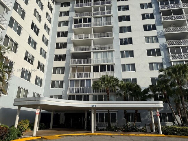 Building Photo - 4200 Hillcrest Dr