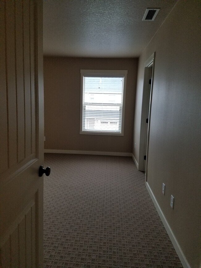 Building Photo - High end town home in perfect location