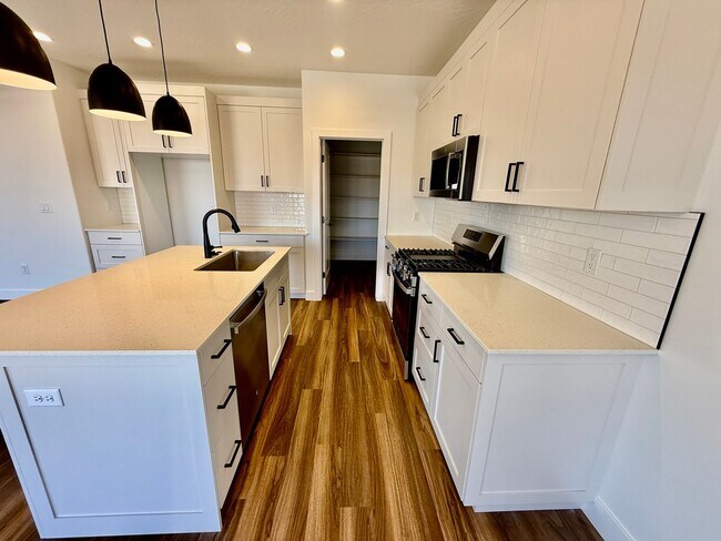 Building Photo - BRAND NEW Four Bedroom Townhome in Desert ...
