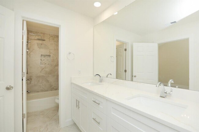 Building Photo - 2050 Augusta Dr
