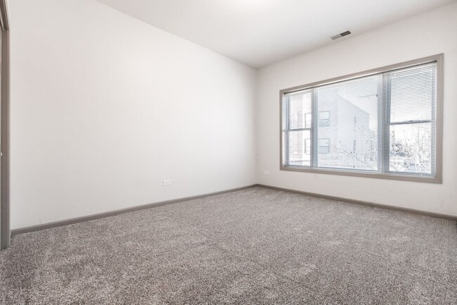 Building Photo - Stylish Bronzeville 2BR with Parking, Storage & Modern Finishes