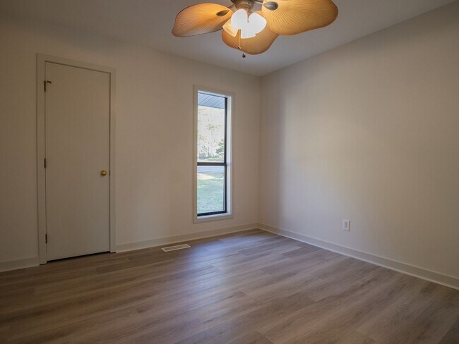 Building Photo - Move in ready 3 bedroom home