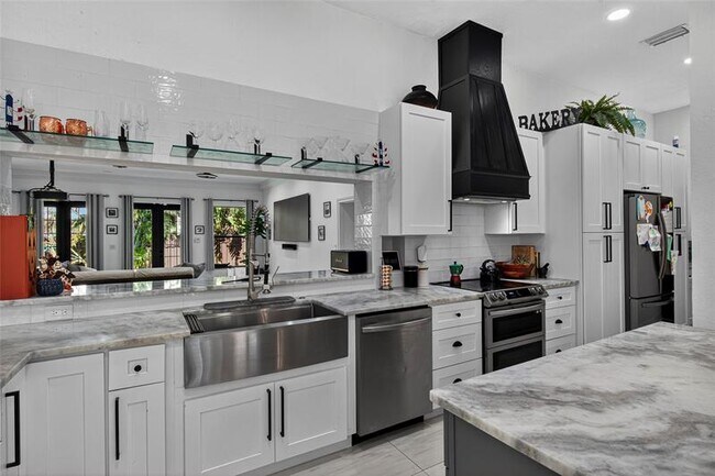 Building Photo - 2211 NE 43rd St