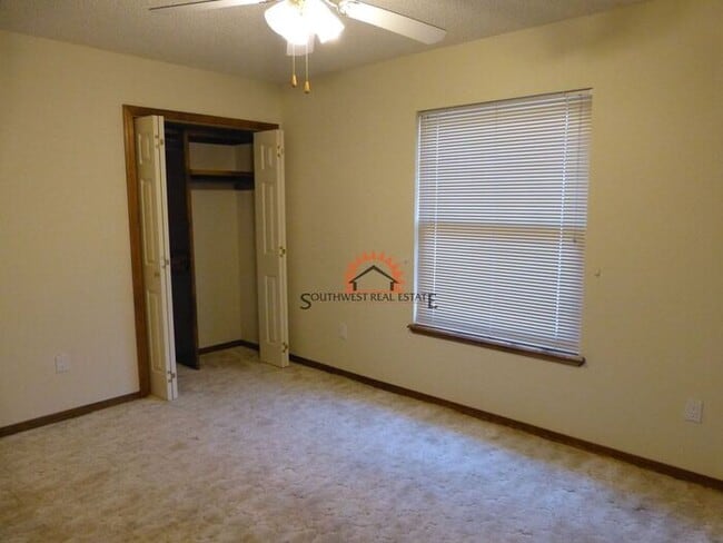 Building Photo - Spacious 4 bedroom 2 bath brick home