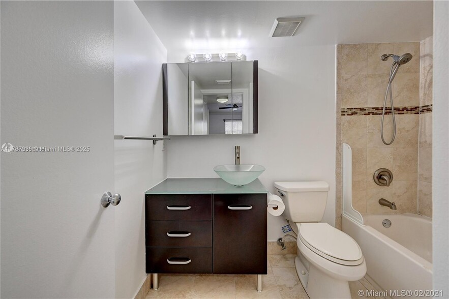 Building Photo - 2850 N Oakland Forest Dr